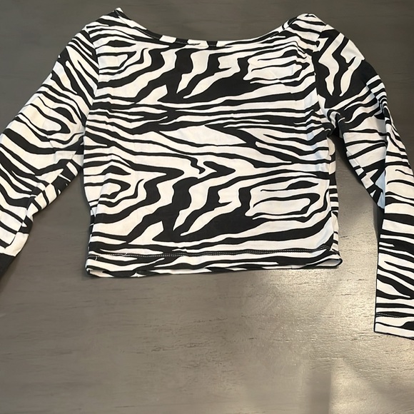 3/4 length sleeve, zebra, cut out, crop top - Picture 2 of 2